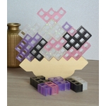 Equilibre violet, rose, noir et blanc