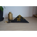 Pyramide noir et or