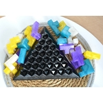 Casse-tête pyramide jaune, violet, bleu et blanc 7