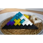 Casse-tête pyramide jaune, violet, bleu et blanc