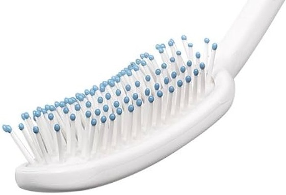 zoom-sur-tete-brosse-cheveux-long-manche-avec-picots-en-plastiques-et-bouts-bleux-aux-extremites-evite-efforts-bras