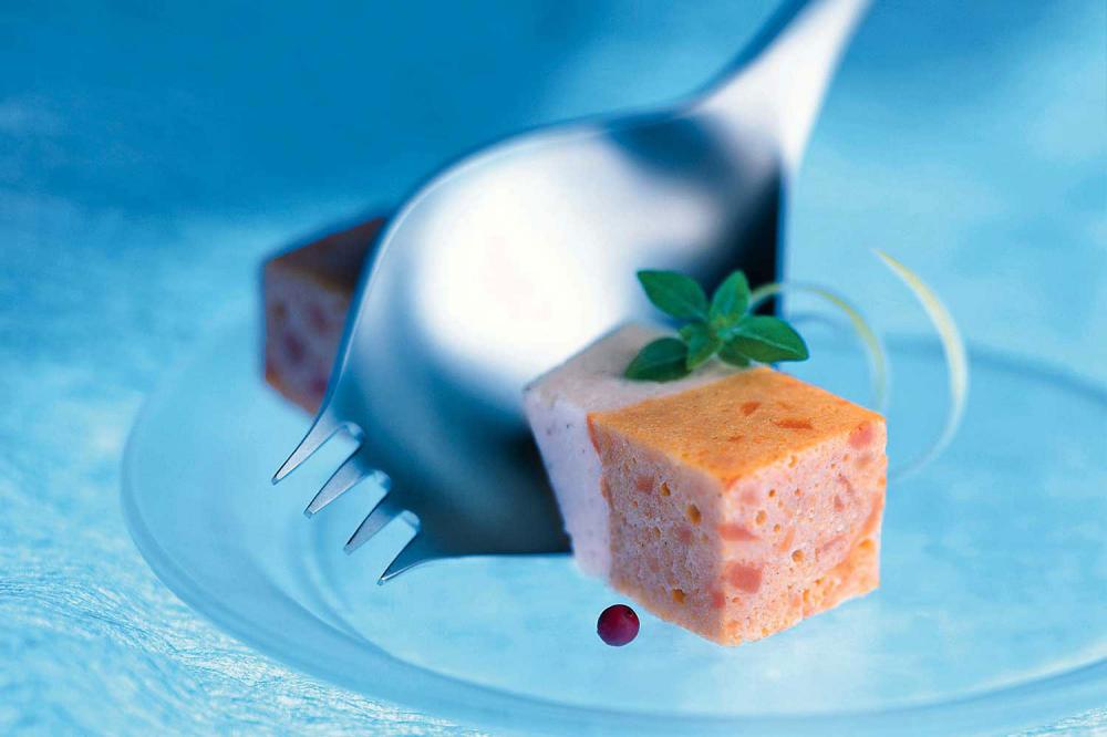 couvert-georgette-tranche-morceau-terrine-saumon-sur-fond-bleu-pratique-pour-couper-avec-une-seule-main