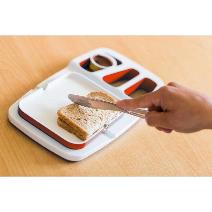theomatik-en-cours-d-utilisation-une-main-coupe-une-tranche-de-pain-calee-dans-assiette-avec-un-couteau