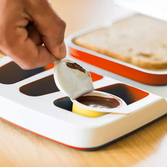 theomatik-en-cours-d-utilisation-avec-une-main-qui-ouvre-petit-pot-confiture-calé-dans-encoche