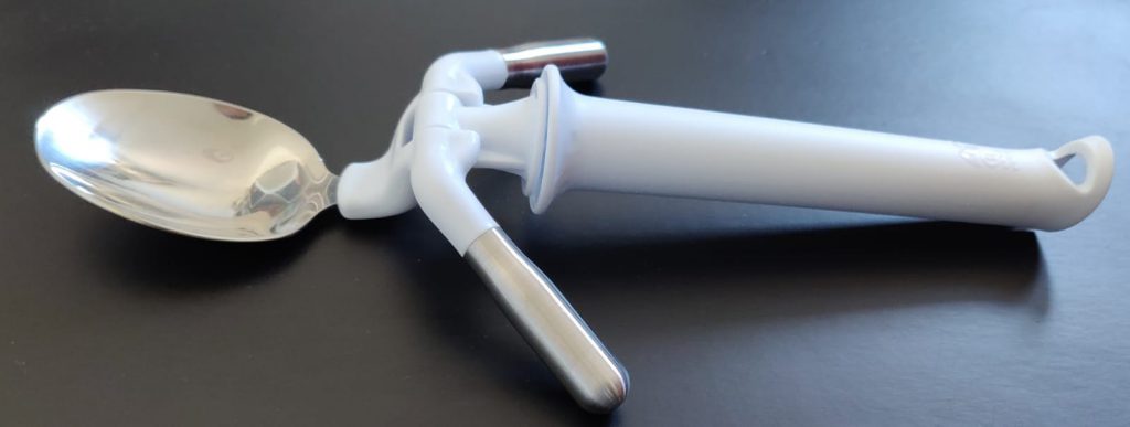 une-cuillere-ergonomique-ellispsoon-en-entier-posee-sur-une-table-limite-levee-de-l-avant-bras