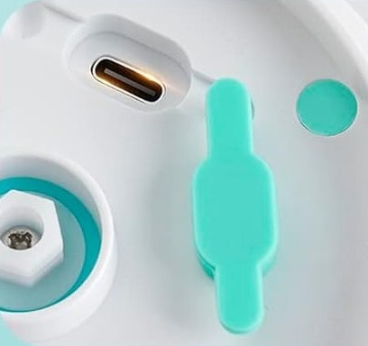 detail-du-branchement-cable-usb-c-de-la-brosse-soins-de-la-peau-rechargeable-IP67-pour-autonomie-3-heures