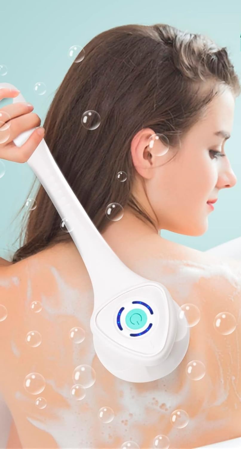 une-femme-se-lave-le-dos-avec-brosse-soins-de-la-peau-rechargeable-accessoire-pour-se-laver-et-masser