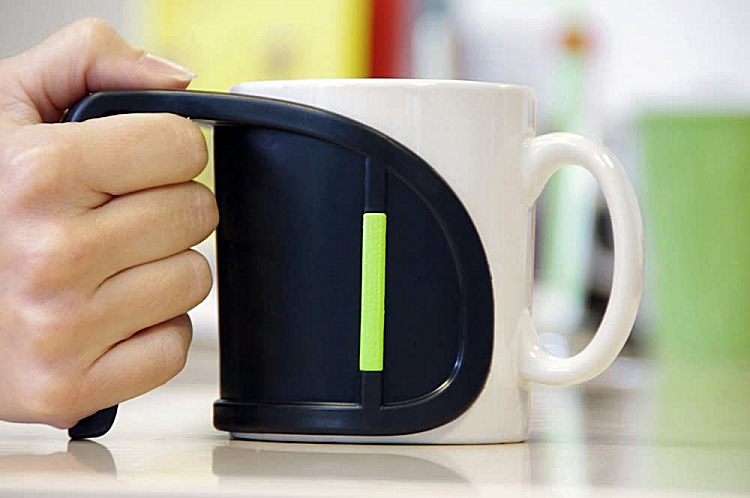 une-main-tient-une-poignee-universelle-duo-posee-sur-un-mug-2-anses-pour-boire-plus-facilement-avec-tremblements