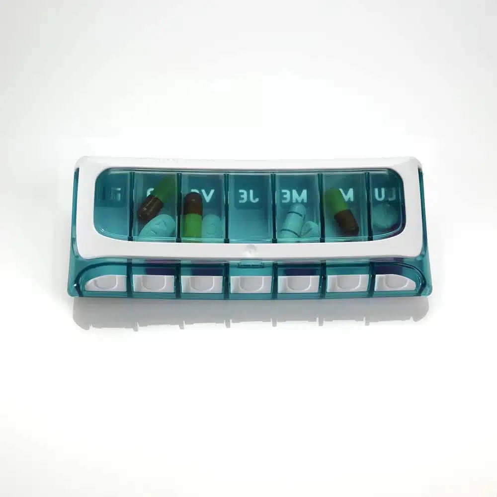 un-pilulier-semainier-compact-pilbox-tempo-bleu-pratique-pour-1-prise-medicaments-par-jour-vu-du-dessous