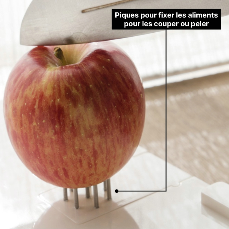 un-couteau-coupe-une-pomme-qui-est-piquee-sur-picots-plan-preparation-repas-maxi-utile-pour-couper-avec-une-seule-main
