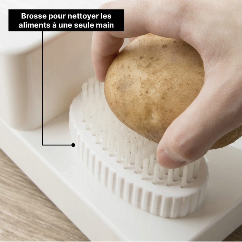 une-main-nettoye-un-legume-sur-la-brosse-du-plan-preparation-repas-maxi-pratique-pour-cuisiner-avec-une-seule-main