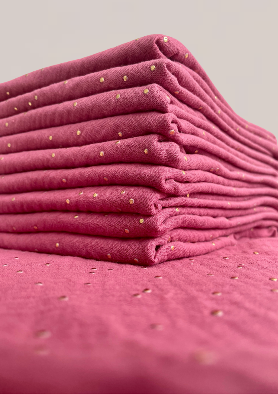 Foulard-de-table-framboise-pois-dores-seniors-bavoir-920x1301