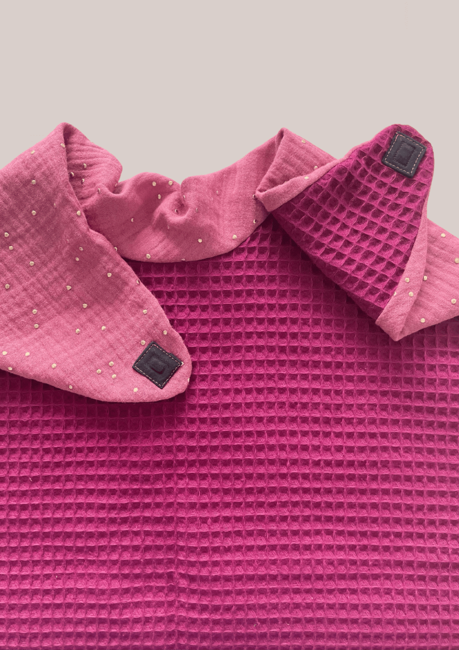 Foulard-de-table-framboise-pois-dores-seniors-bavoir-arriere-bouton-ouvert-920x1301