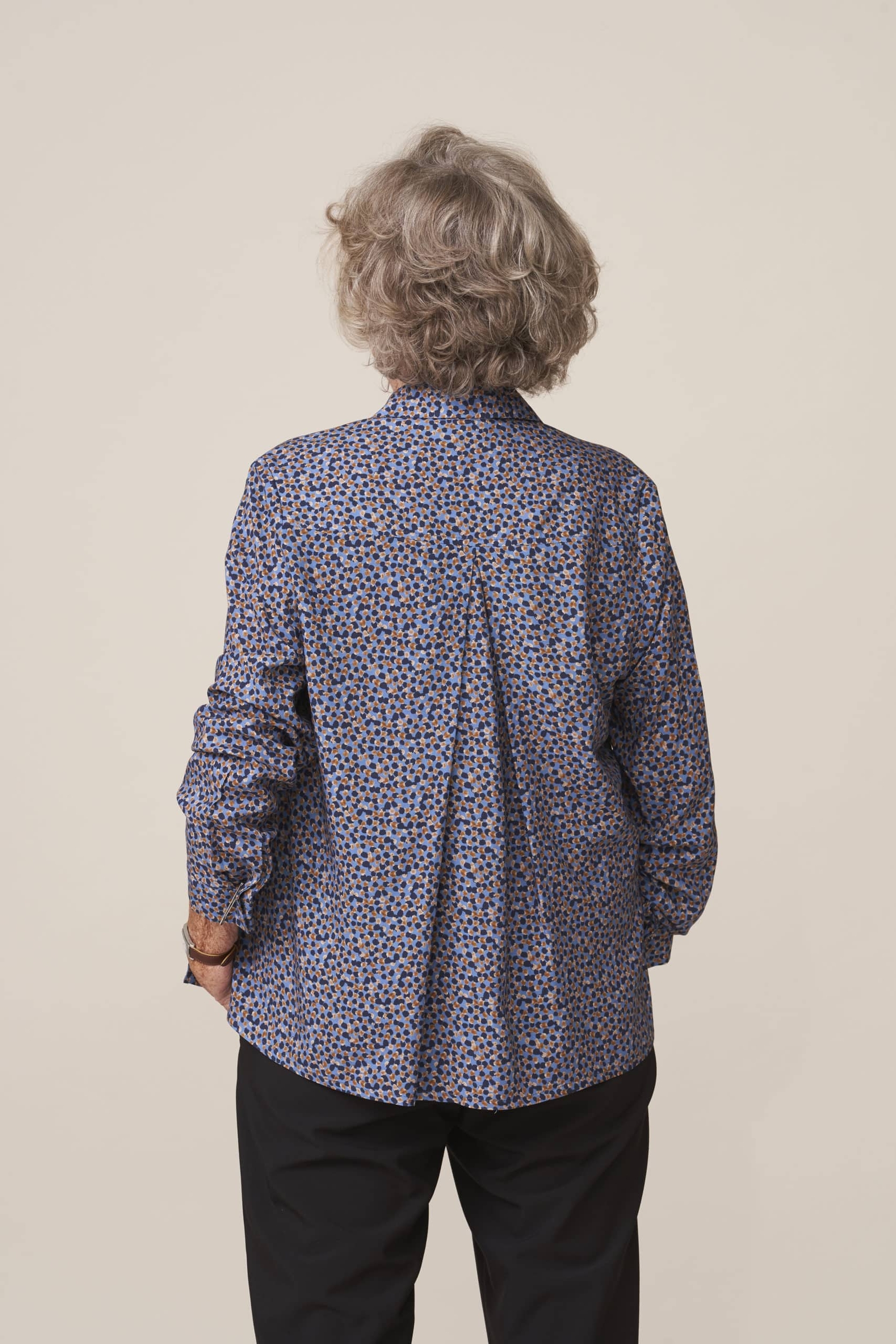 chemisier-charlotte-imprime-bleu-dos-vetement-adapte-senior-elegant-scaled-e1598694642696