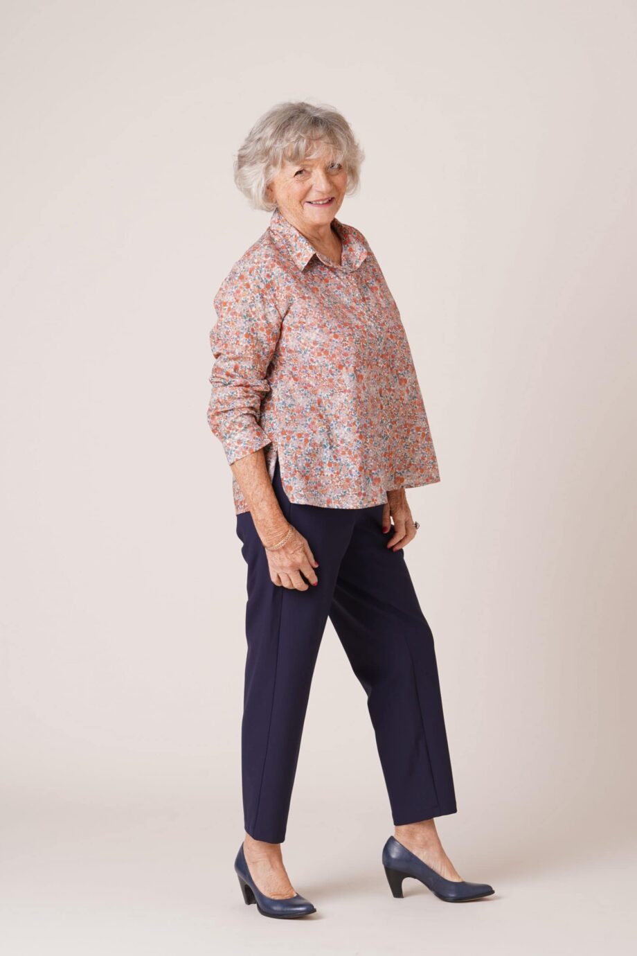 forestime-vetements-senior-chemisier-charlotte-fleurs-rose-pantalon-marine-scaled-920x1380