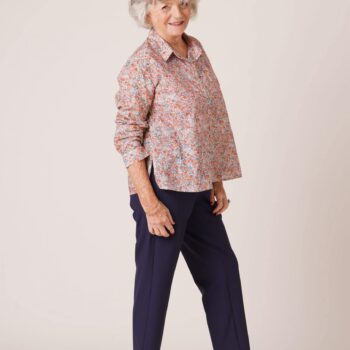 forestime-vetements-senior-chemisier-charlotte-fleurs-rose-pantalon-marine-scaled-350x350