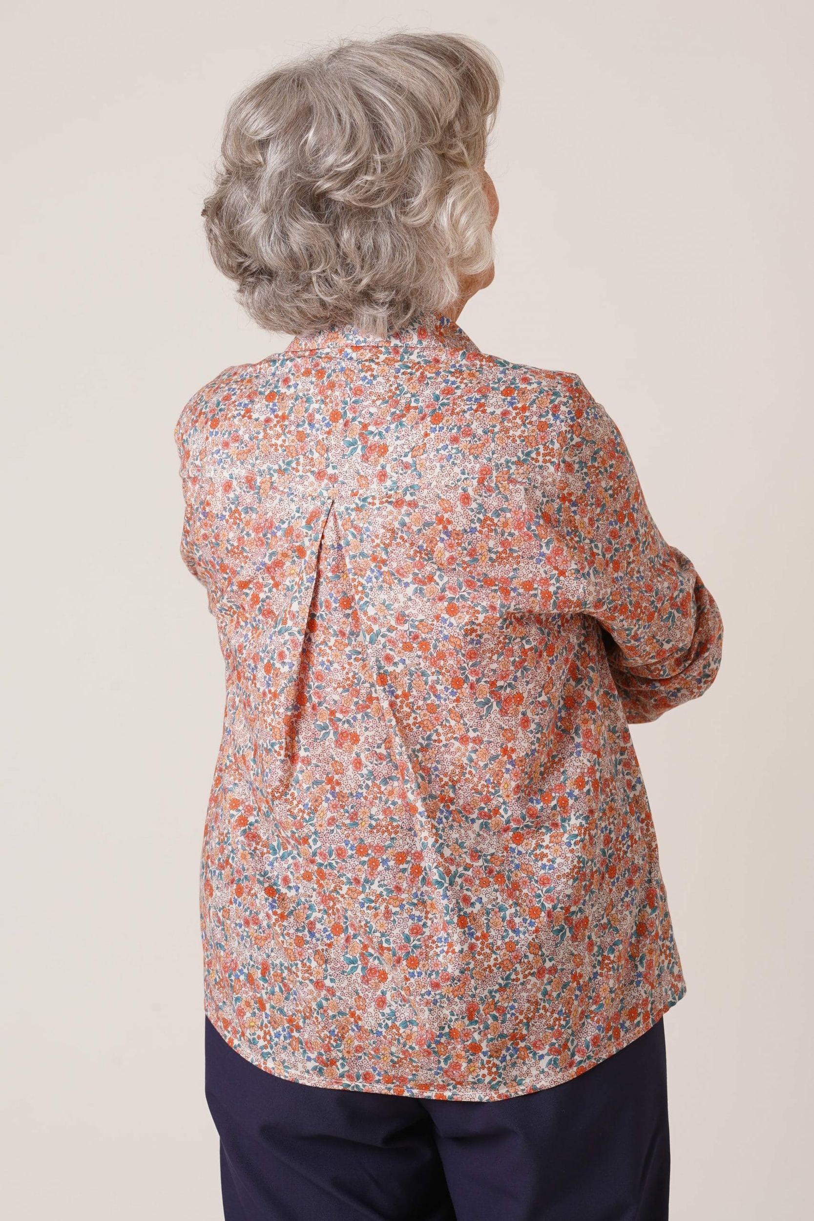forestime-chemisier-seniors-sans-boutons-flore-fleurs-roses-dos-scaled (1)