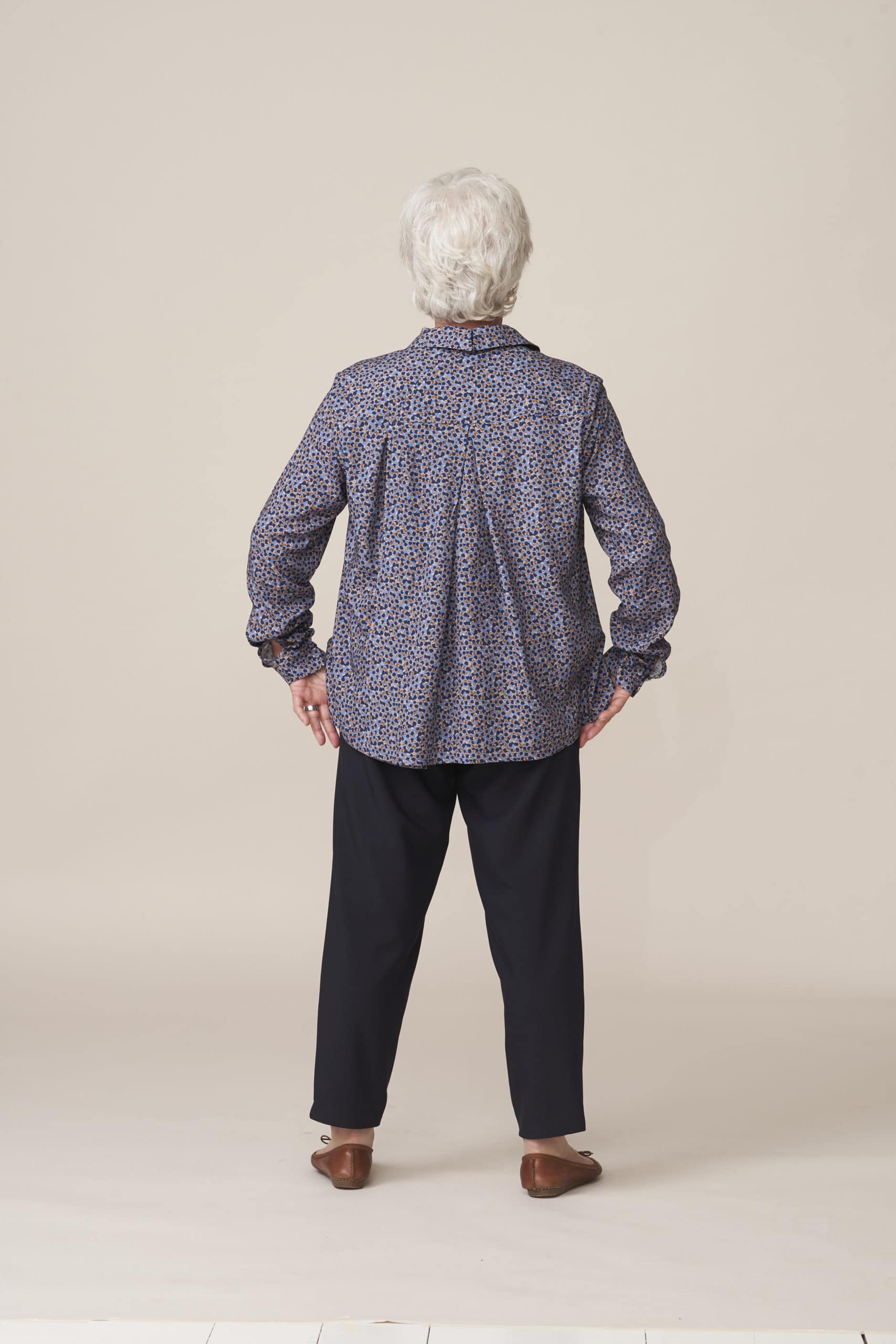 CLARA silhouette-chemisier-imprime-bleu-pantalon-marine-paloma-dos-vetements-seniors-non-autonomes-scaled (1)