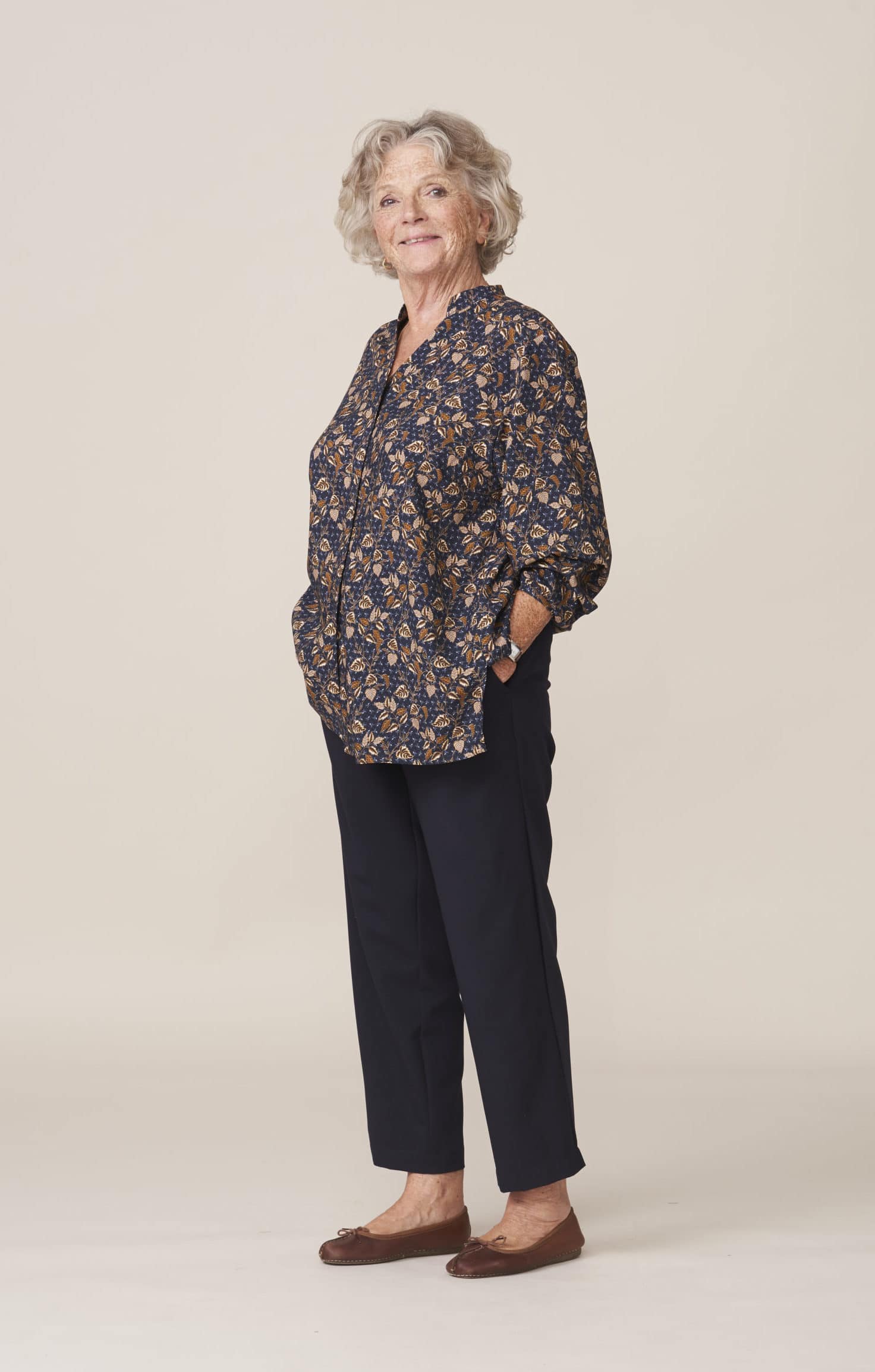 PAULINE - silhouette-tunique-imprime-marine-thelma-pantalon-bleu-marine-droit-pauline-vetements-adaptes-seniors-scaled-e1598729028178