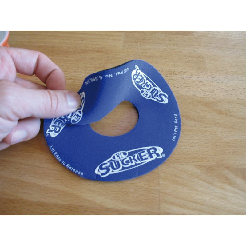 une-main-montre-la-souplesse-de-l-anneau-sucker ventouse-grand-format