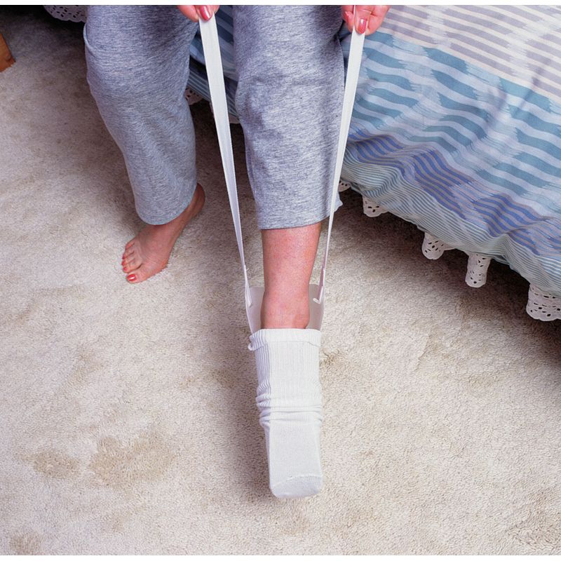 une-personne-enfile-chaussette-avec-enfile-bas-plastifie