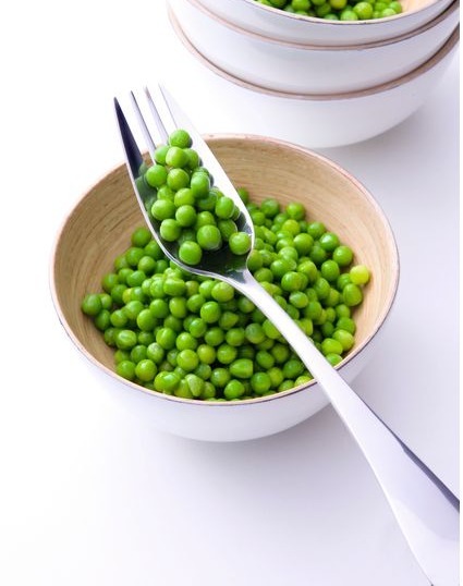 une-fourchette-creuse-handy-remplie-de-petits-pois-verts