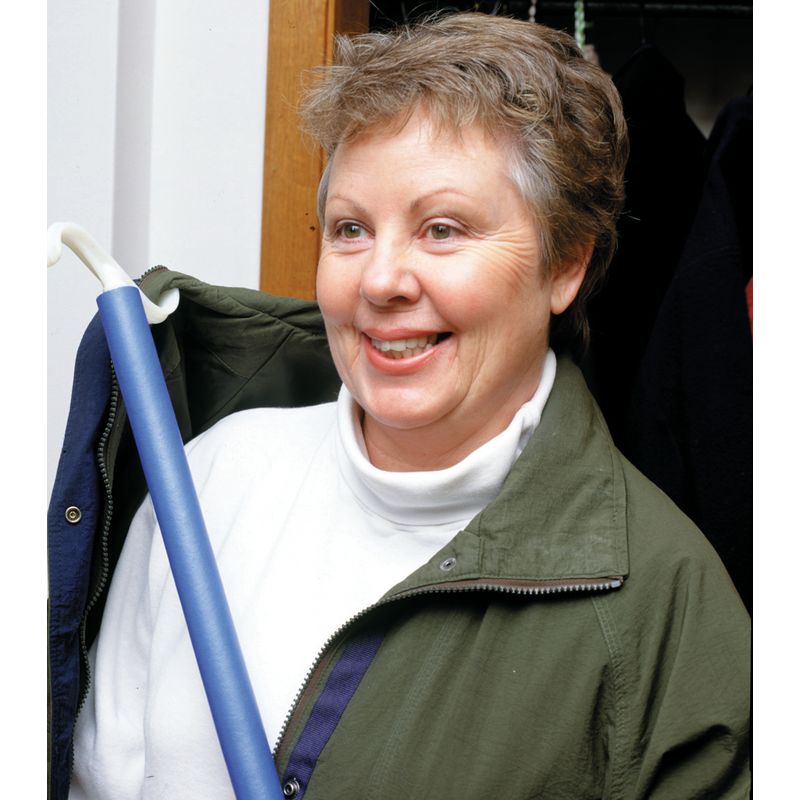 une-femme-s-aide-du-crochet-d-habillement-pour-mettre-sa-veste-en-la-passant-par-dessus-l-epaule