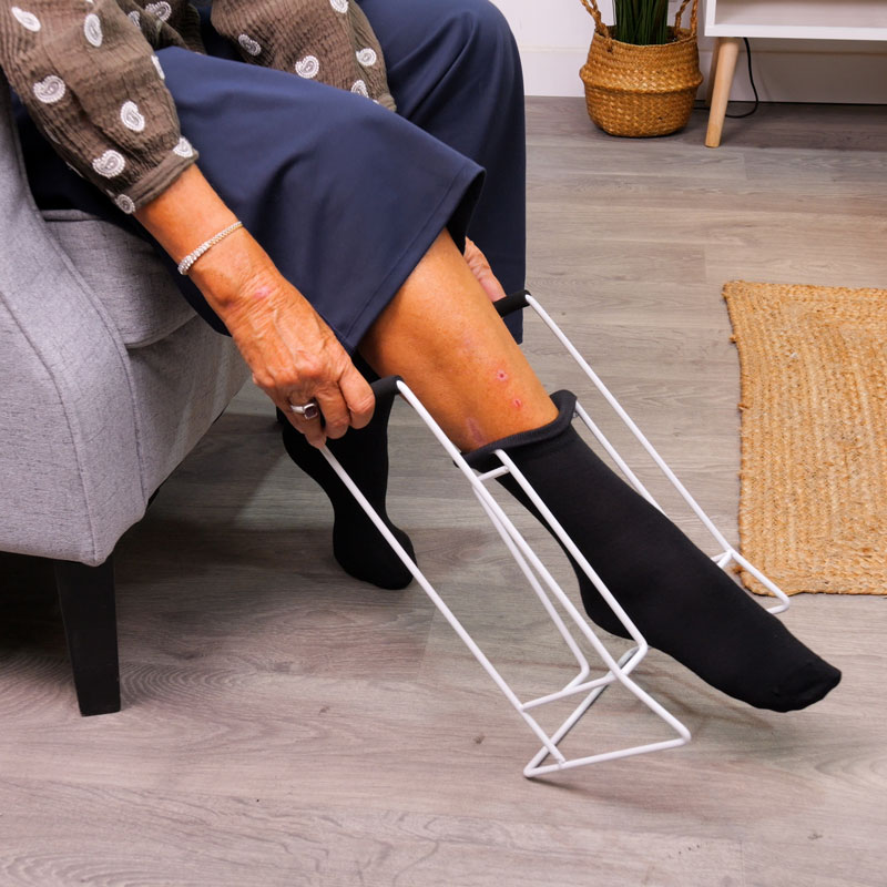 une-femme-enfile-une-chaussette-avec-enfile-chaussette-classic