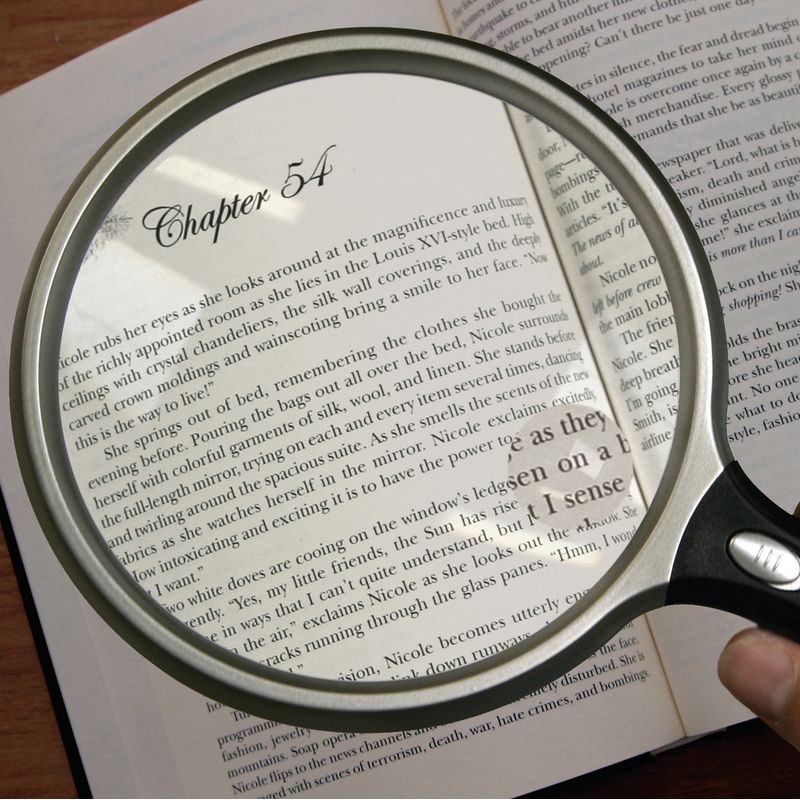 une-loupe-eclairante-supra-posee-au-dessus-d-un-livre