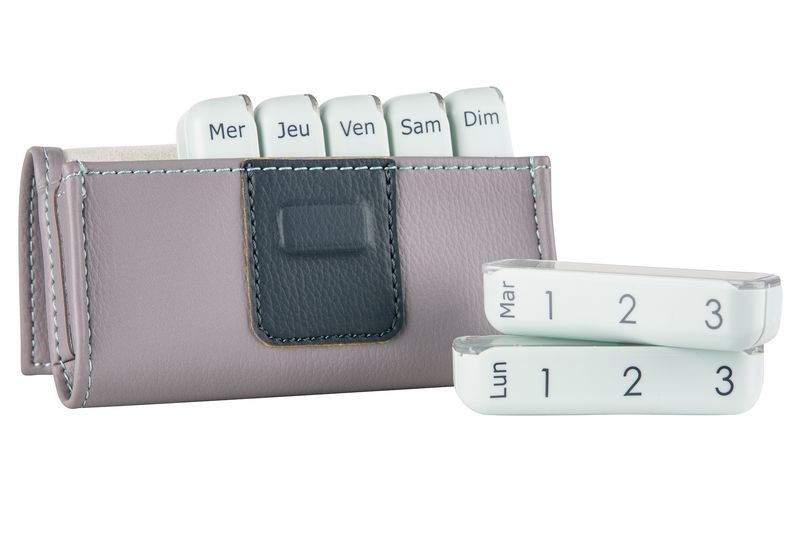 un-pilulier-semainier-pilbox-mini-ouvert-avec-2-modules-sortis