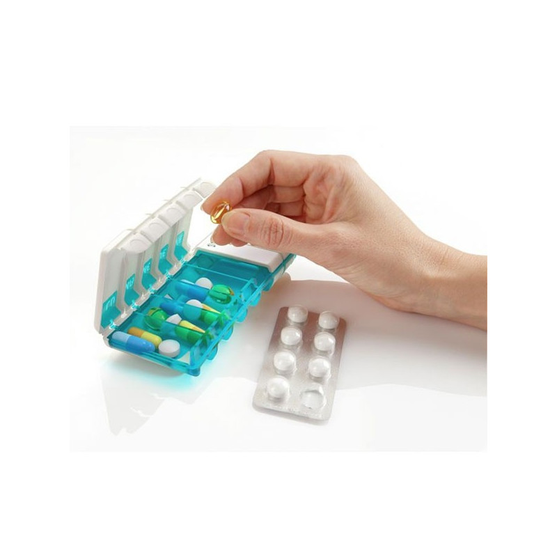 une-main-range-médicaments-dans-un-pilulier-semainier-pilbox-tempo-bleu-1-prise-medicament-par-jour-vu-du-dessous