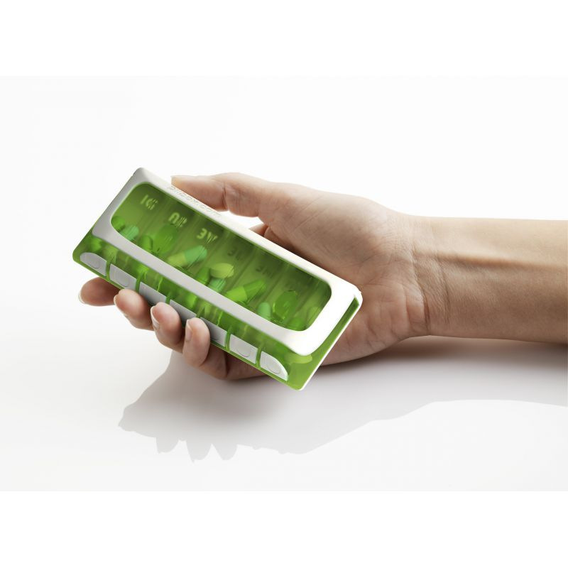 une-main-tient-un-pilulier-semainier-pilbox-tempo-bleu-1-prise-medicaments-par-jour-vu-du-dessous