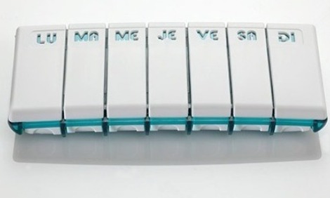 un-pilulier-semainier-pilbox-tempo-bleu-1-prise-medicaments-par-jour-vu-du-dessus