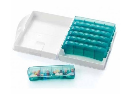 un-pilbox-geant-7.4-vu-ouvert-avec-les-7-modules-de-medicaments