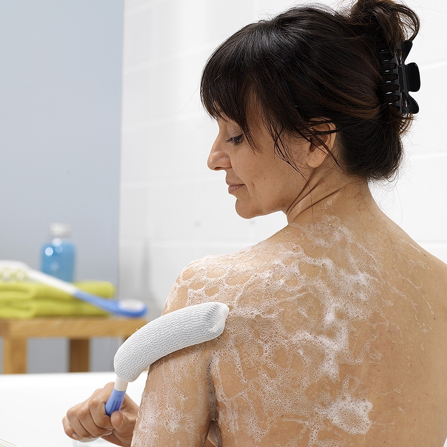 une-femme-se-lave-le-corps-avec-brosse-pour-le-corps-long-manche
