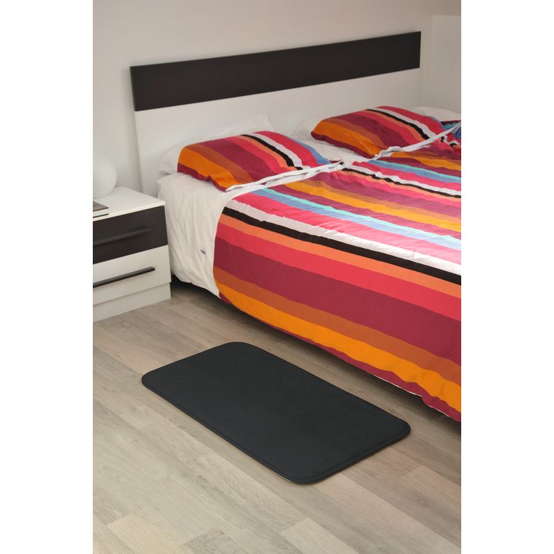 un-tapis-antiderapant-memoire-forme-secure-soft-gris-pose-le-long-d-un-lit
