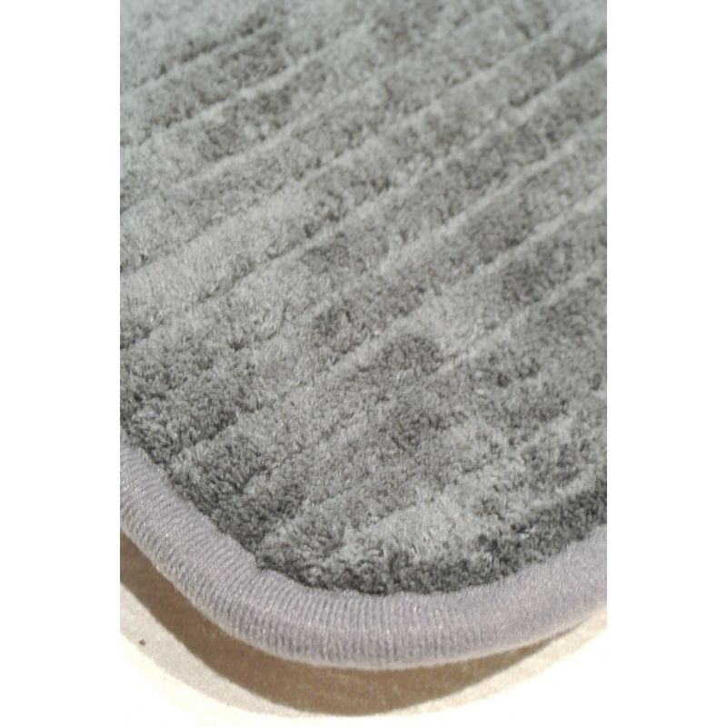 zoom-sur-le-coin-d-un-tapis-antiderapant-memoire-forme-secure-soft-gris