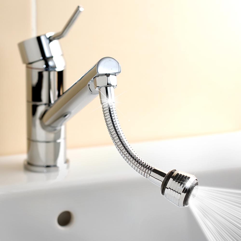 une-douchette-flexible-vissee-sur-un-robinet-ouvert