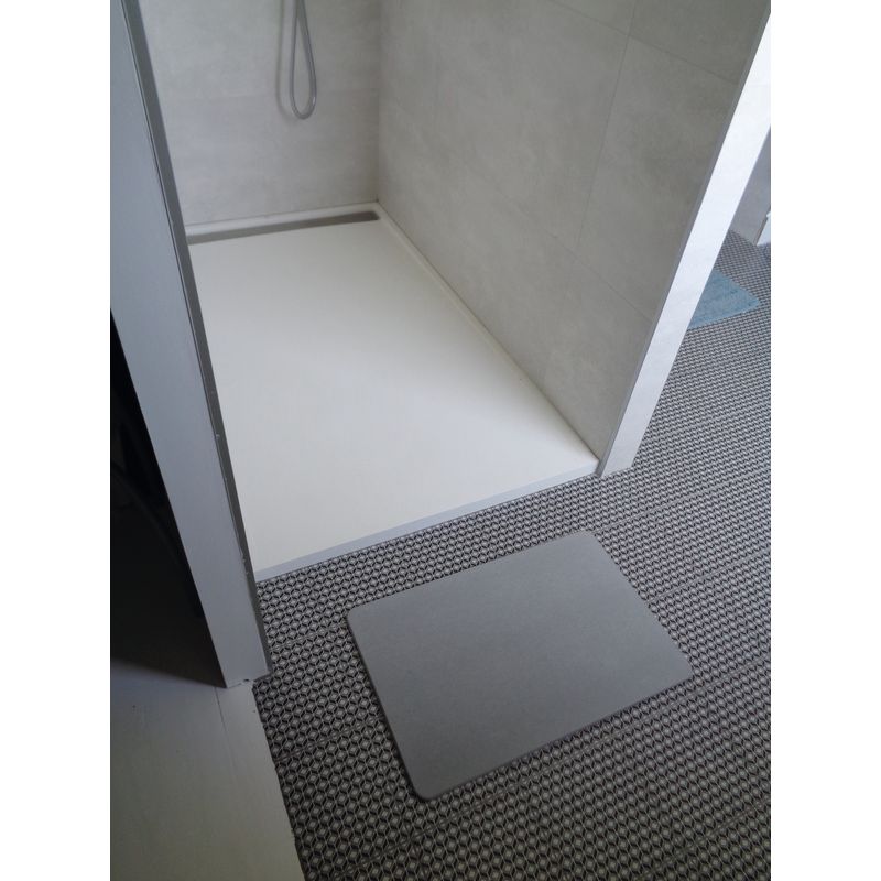une-sortie-bain-antiderapante-en-diatomite-grise-posee-devant-la-douche