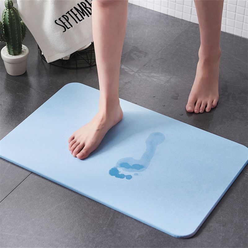 deux-pieds-qui-sortent-de-la-douche-et qui-sont-sur-sortie-bain-antiderapante-en-diatomite