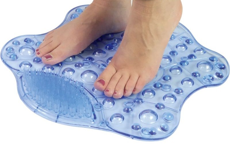deux-pieds-qui-se-massent-sur-tapis-douche-massant