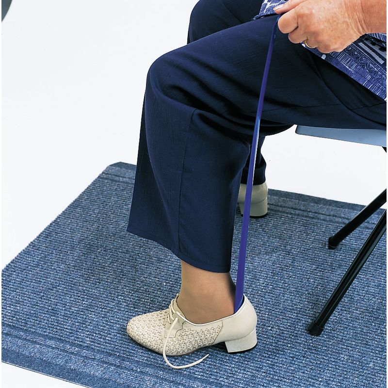 une-femme-se-chausse-en-s-aidant-du-chausse-pied-long-bleu