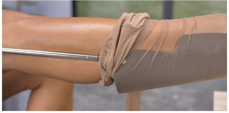 un-enfile-bas-poignee-est-dans-un-bas-et-est-tire-pour-remonter-sur-la-jambe