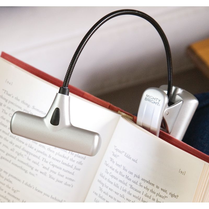 un-eclairage-appoint-pour-lecture-pose-avec-la-pince-sur-un-livre