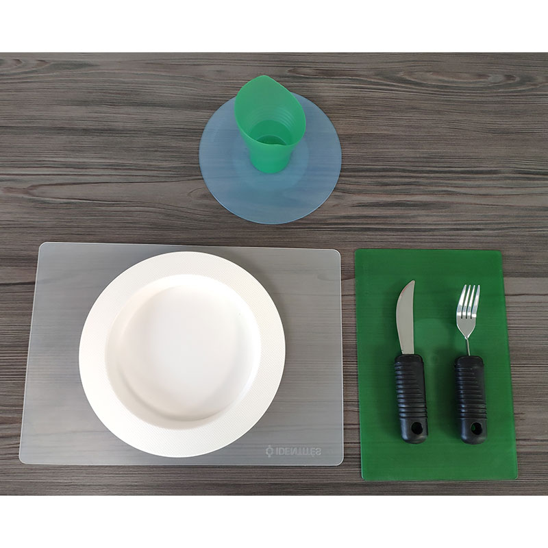 trois-sets-repas-antiderapant-ergo-transparrent-mis-en-situation-avec-assiette-couverts-gobelet