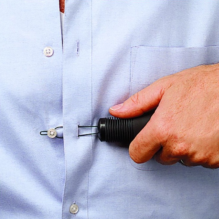 une-personne-enfile-filament-de-enfile-bouton-goodgrip-dans-boutonniere-chemise-et-attrape-le-bouton-de-sa-chemise