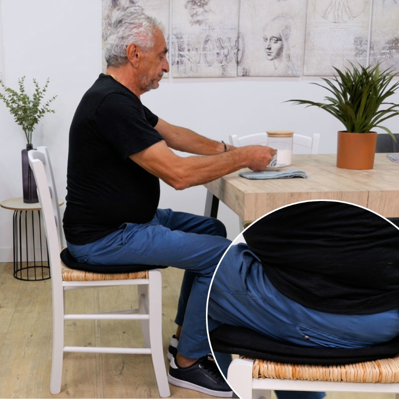 un-homme-assis-sur-une-chaise-devant-une-table-et-zoom-sur-disque-pivotant-souple-positionne-sous-les-fesses-de-l-homme