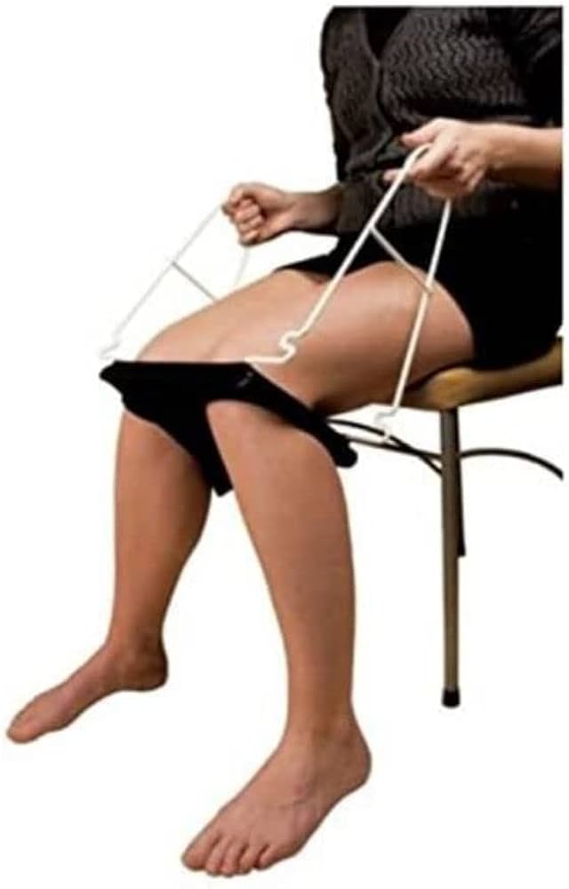 une-femme-assise-sur-une-chaise-enfile-sa-culotte-avec-enfile-slip-pliable