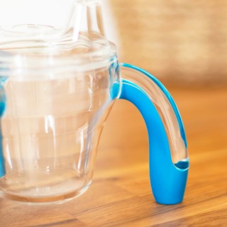 zoom-sur-une-anse-d-une-tasse-tripode-bleue
