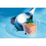 couvert-georgette-tranche-morceau-terrine-saumon-sur-fond-bleu-pratique-pour-couper-avec-une-seule-main